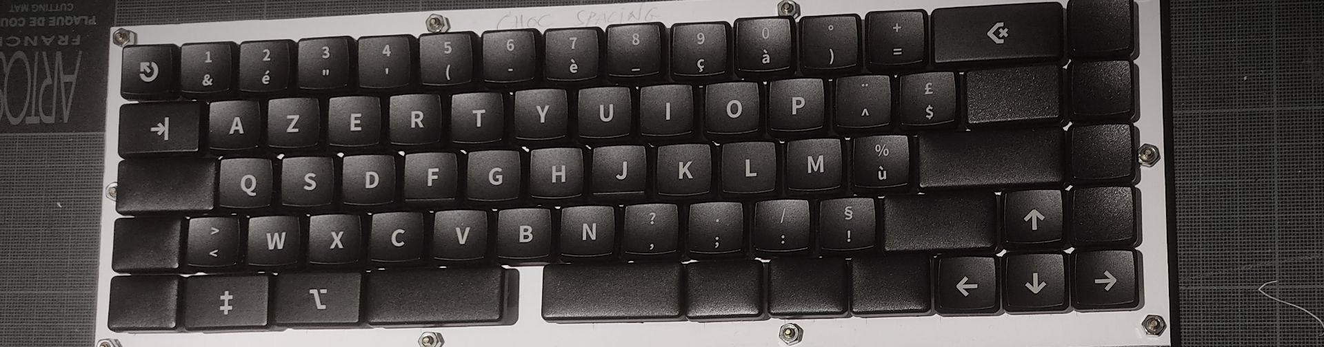 Prototype de clavier en carton avec les touches et les switches insérés.