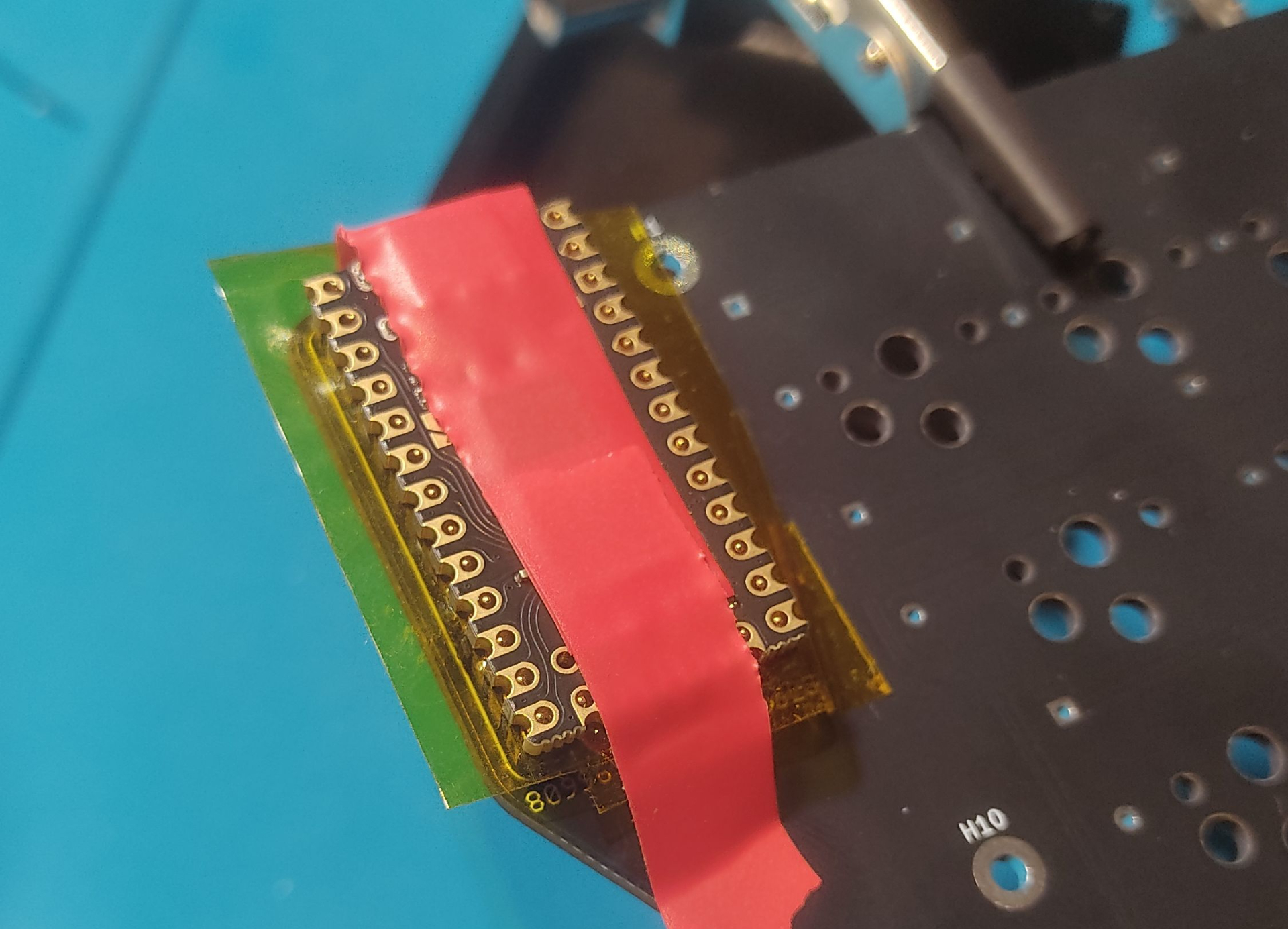 Sandwich des connecteur, scotch polyimide et MCU et re du scotch d&rsquo;électricien
