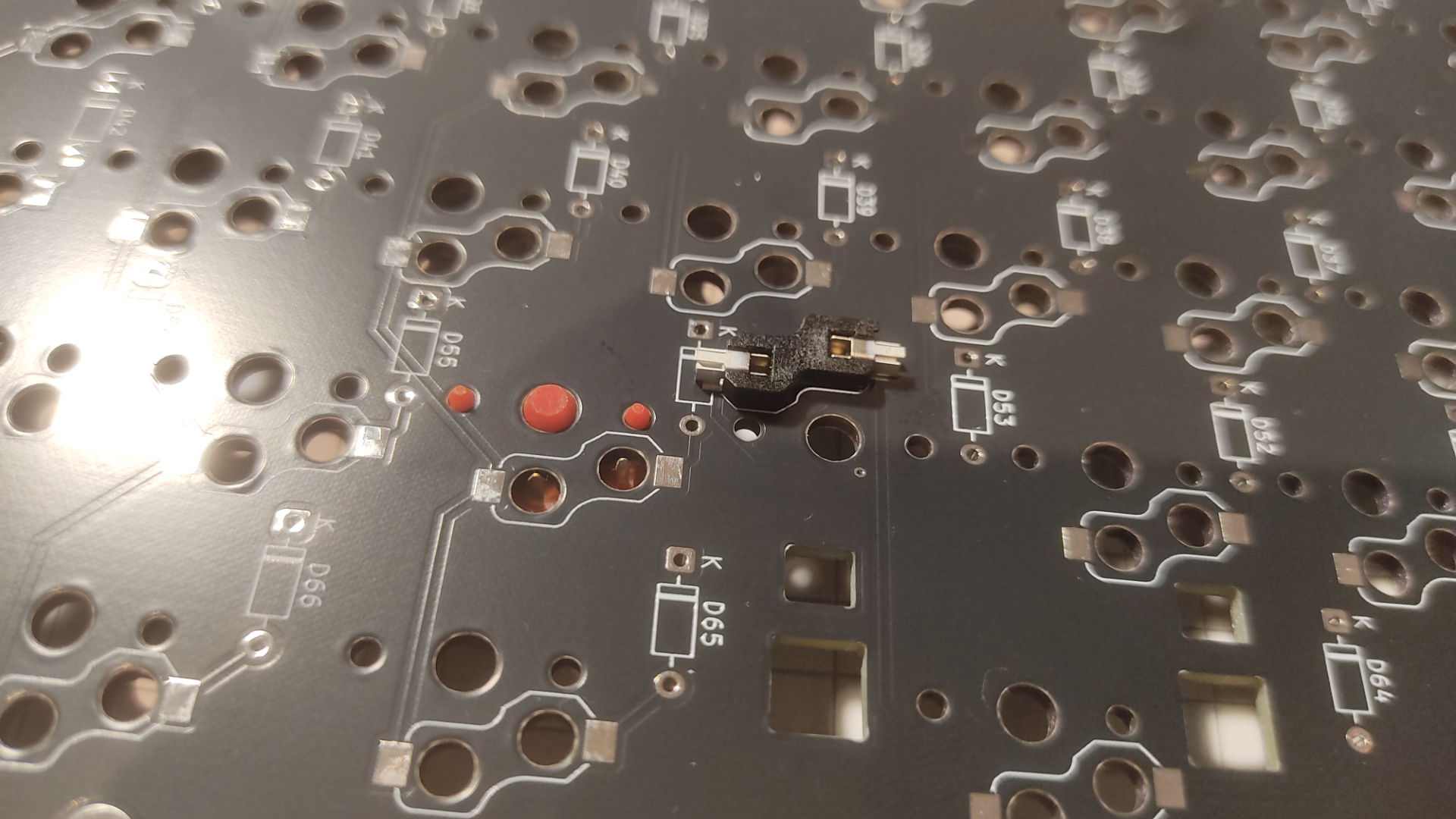 Détail du PCB avec l&rsquo;empreinte d&rsquo;une diode juste sous celle d&rsquo;un hotswap socket