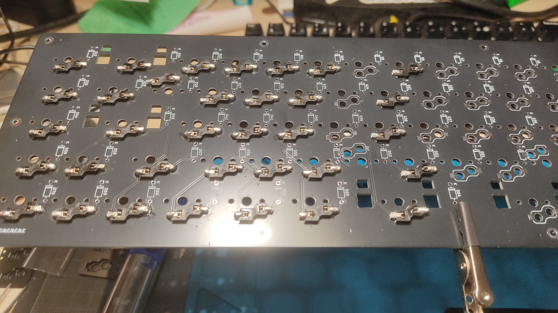 Vue arrière du PCB avec une partie des hotswap sockets soudés