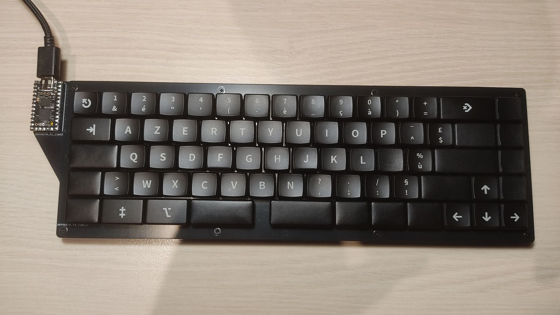 Vue de dessus du clavier terminé et branché en USB