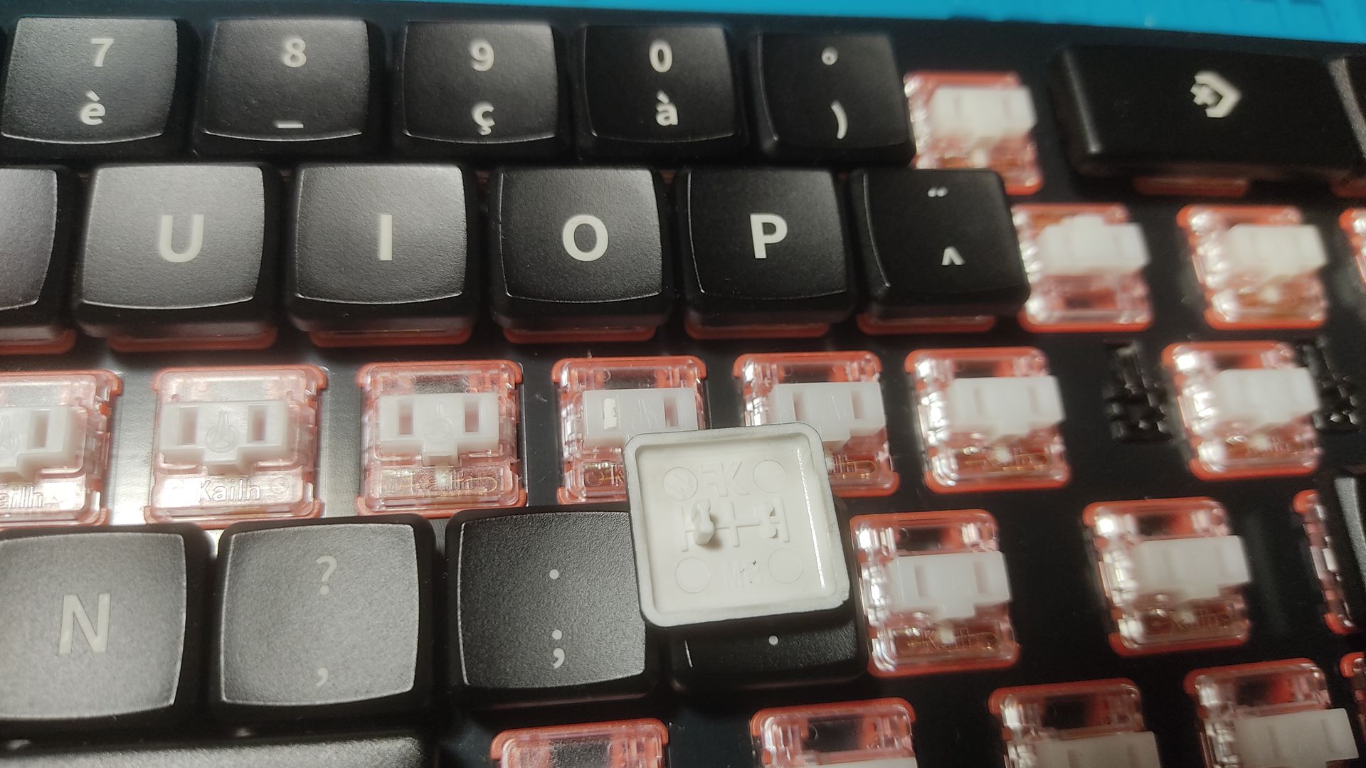 Zoom sur des touches placés; l&rsquo;une d&rsquo;elle est retournée et on voit une des pattes cassés. L&rsquo;autre bout de celle-ci est resté dans le switch.