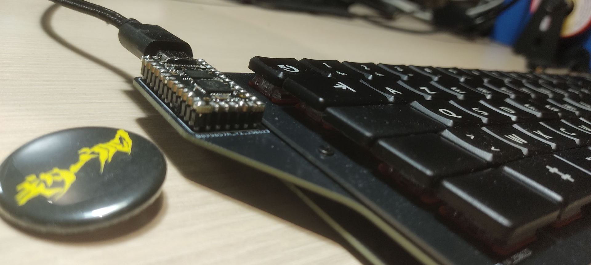 Prototype de clavier en carton avec les touches et les switches insérés.